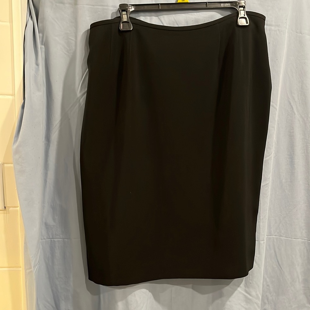 Women skirt short size 16 no name lined black 100% polyester